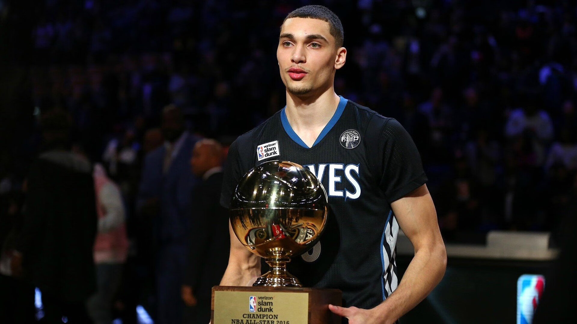 开云体育在线-当纽约风暴席卷黄浦江，西亚卡姆在上海的篮球统治之夜